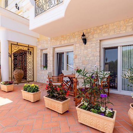 Elvis Nest Apartment Неа Мудания Екстериор снимка